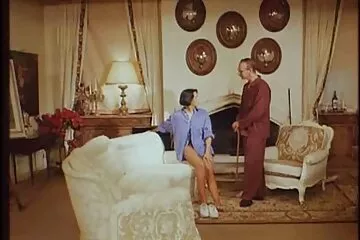 حفيدة تبلغ من العمر 18 عامًا مع ضفيرة أعطت نفسها اريد افلام عربيه سكسيه لجدها على أريكة مريحة