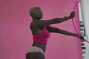 تمسك الأخ بأخته في كس بينما كانت فيلم سكسي اجنبي مترجم على TikTok.