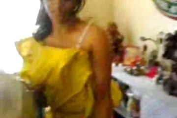 مجموعة سفاح القربى للأم والخالة والابنة والابن افلام سكس عربي عراقي في غرفة المعيشة على الأريكة