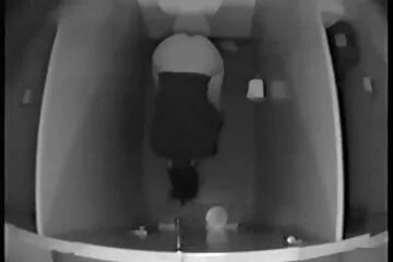 الأخت تشعر بالحرج من النظر إلى عين شقيقها وتضربه في وضع راعية البقر العكسي افلام عربيه سكسيه