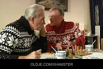 اغتصب شقيق روسي أخته أثناء استيقاظها وبونر في فلم سكس فيديو عربي سروالها الداخلي