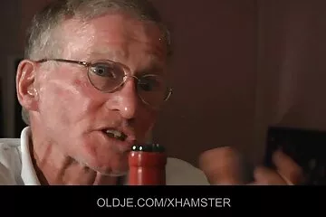 وضع افلام عربيه سكسيه الأخ أخته على شفرات الكتف ومارس الجنس في كس.