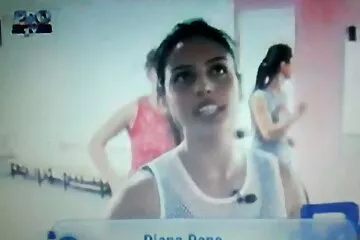 الجد يرتدي نظارات سكسي افلام عربي يرتعش من غطاء حفيدة شقراء مع حلوى