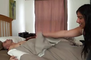 أمي العصير ليست خجولة لتأخذ في فم ابنها ويمارس الجنس فلم سكسي عر بي معها