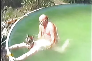 مارس الأب العجوز الحب لابنته مفلس بينما كانت فلم عربي سكسي أمي في العمل