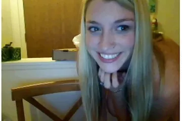 أعطت فتاة افلام عربية سكسي نحيلة توصيل البيتزا أسلوبًا هزليًا لرجل عجوز