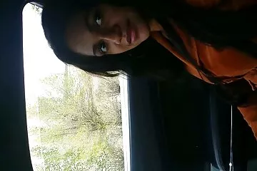 وبدلاً من التنظيف ، قام بضرب فلم سكسي مترجم عربي أختين غير شقيقتين بينما لم يكن الوالدان في المنزل.