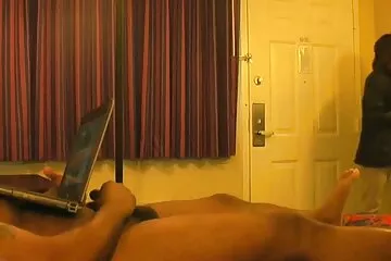 الابن الروسي لطبيب أوناني ، دون أن يسأل فلم عربي سكسي ، وضع والدته في كس مبلل أثناء نومها.