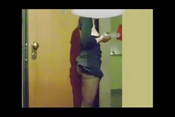 وقعت ربيبة في حب زوج والدتها وقامت فلم سكسي عر بي بفحص عينيها