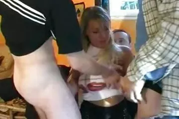 أخت الخطوة وصديقتها أعطت أخيها اللسان الحسي أفلام سكسي مصري