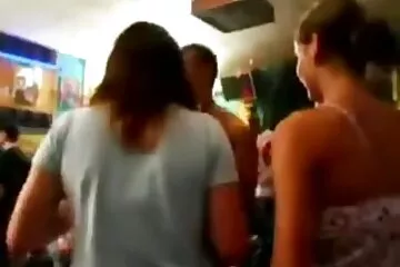 أرادت الأخت افلام سكسي مترجم عربي النحيلة أن تغسل الأرض ، لكنها في النهاية أغوت شقيقها بممارسة الجنس مع سفاح القربى.